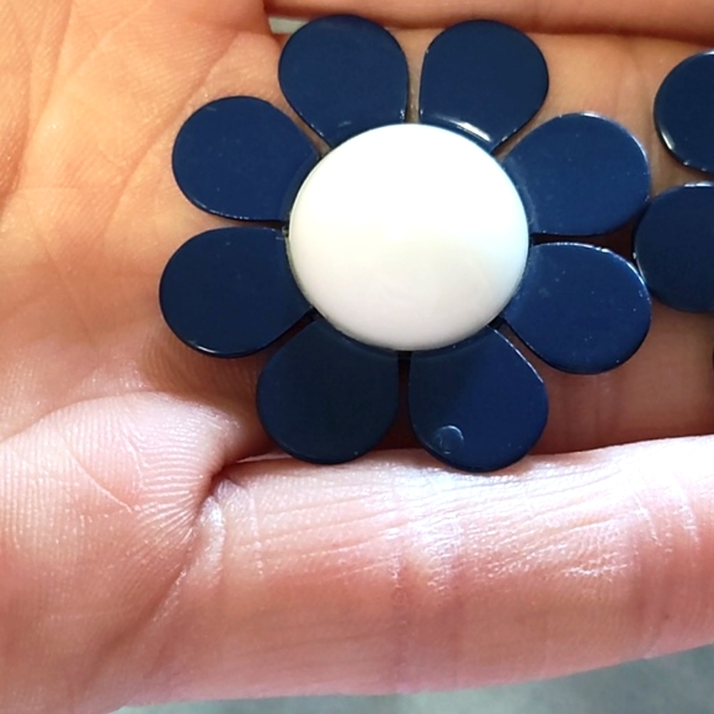 VINTAGE BLUE PAINTED METAL WHITE GLASS STONE DAISY FLORAL POST 1.4" EARRINGS - Picture 3 of 9